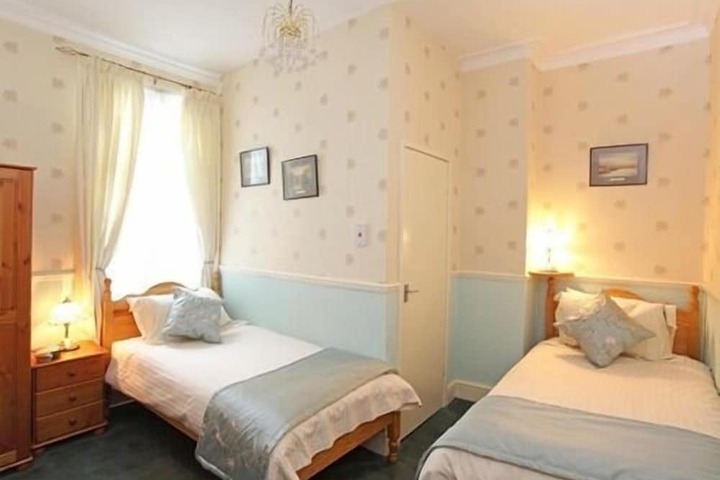 Room 10 of 25
