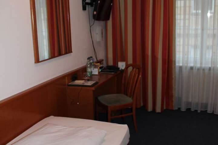 Room 10 of 18