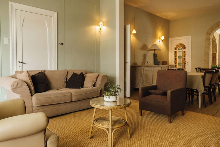 Lounge 22 of 23