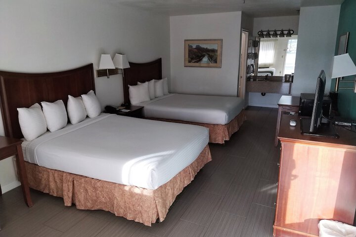 2 Queen Beds (9 of 14)