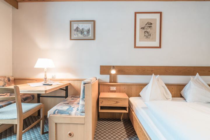 Room 3 of 27