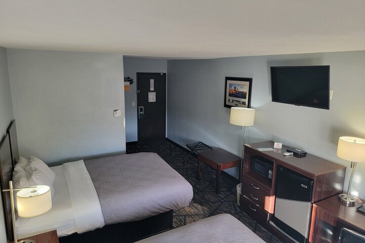 1 Queen Bed (10 of 16)