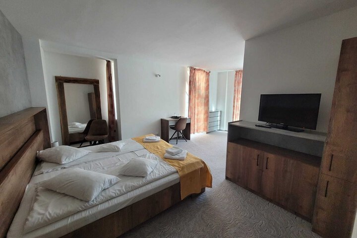 Room 7 of 16