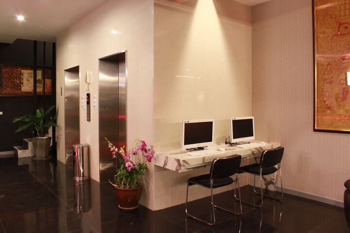 Business Center 43 of 46
