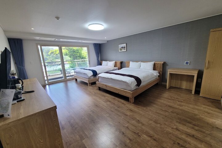 Room 16 of 77