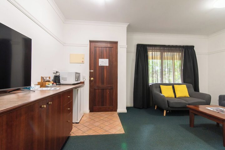 Room 28 of 84