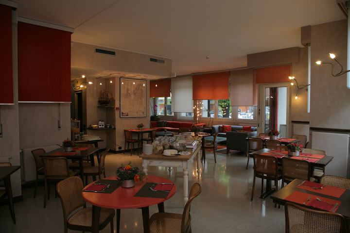 Lounge 54 of 60