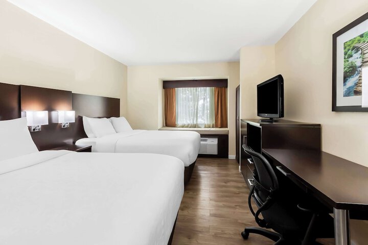 1 Queen Bed Microwave and Refrigerator Sofa Bed High Speed Internet Accessible Full Breakfast (4 of 21)