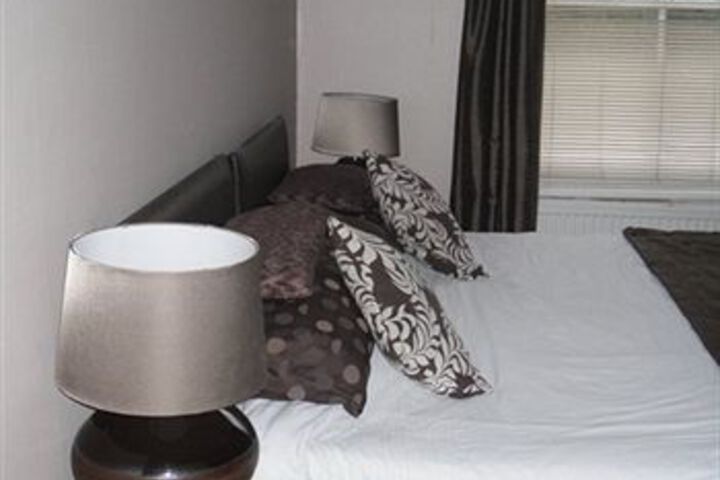 Room 2 of 6
