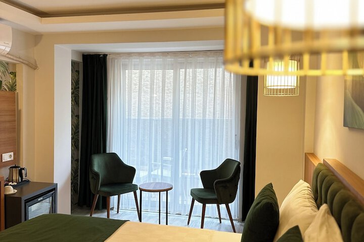 Room 11 of 102