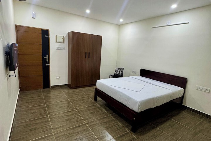 Room 8 of 10