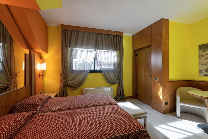 Room 4 of 25