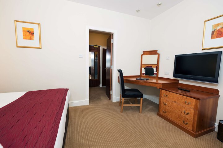 Room 28 of 94