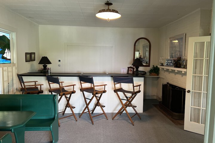 Lounge 166 of 205