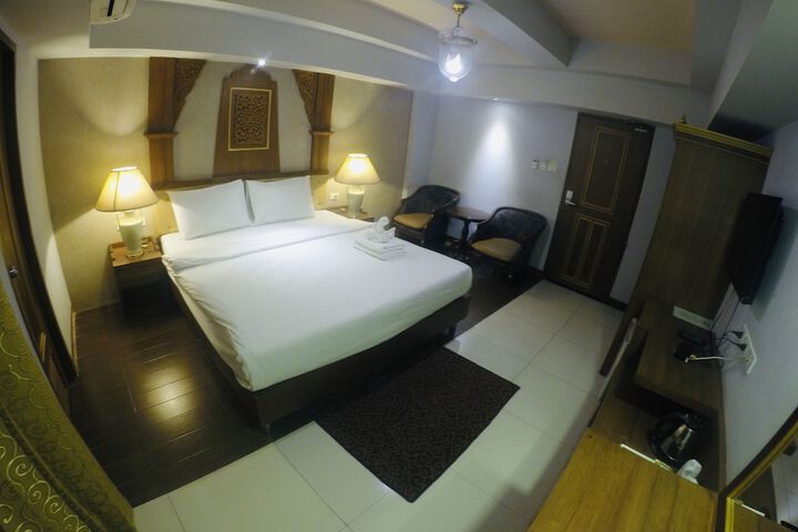 Room 15 of 77