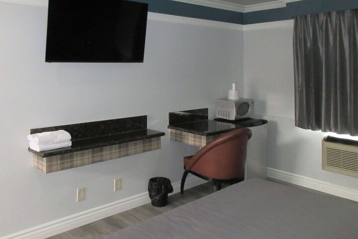 1 Queen Bed (7 of 11)