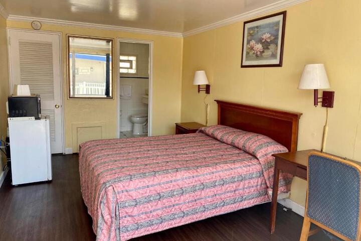 1 Queen Bed (1 of 2)