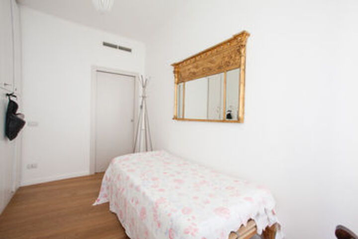 Room 8 of 16