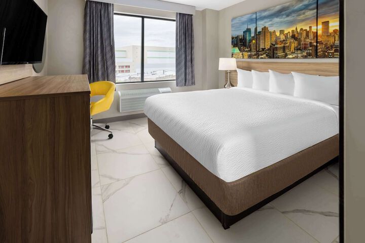 1 Queen Bed (6 of 6)
