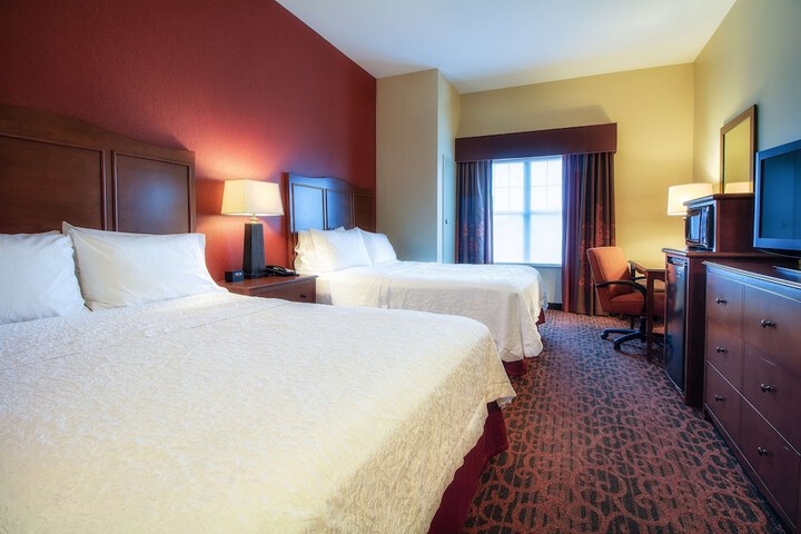 2 Queen Beds (3 of 5)