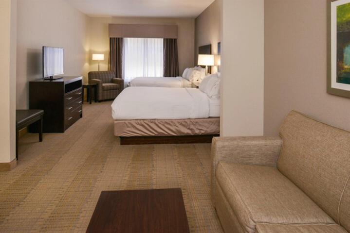 2 Queen Beds (6 of 8)