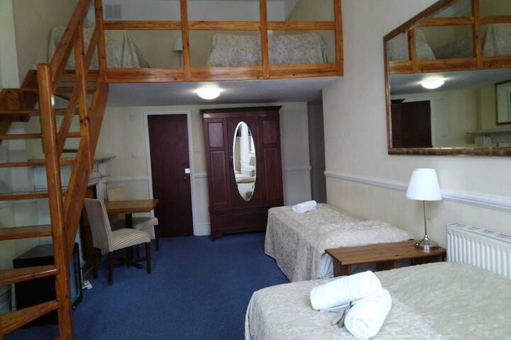 Room 33 of 283