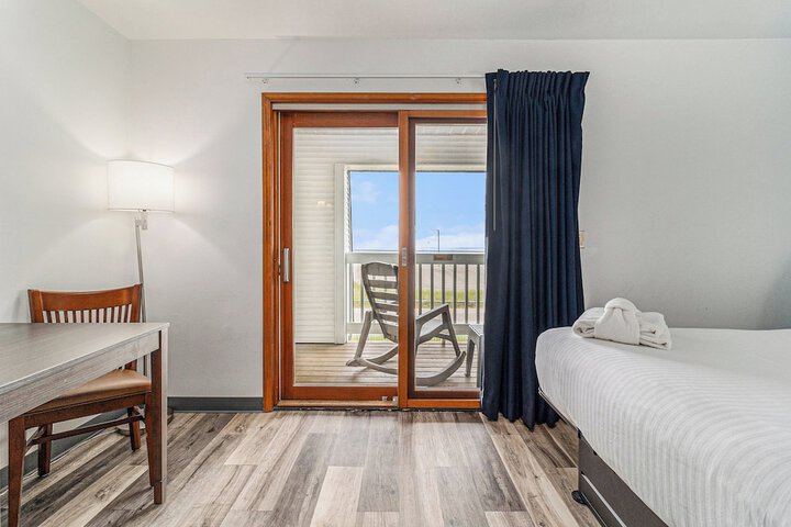 Economy Queen Bed Lake View Patio (61 of 82)