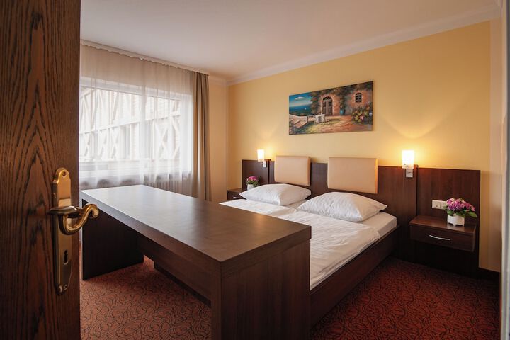 Room 13 of 80