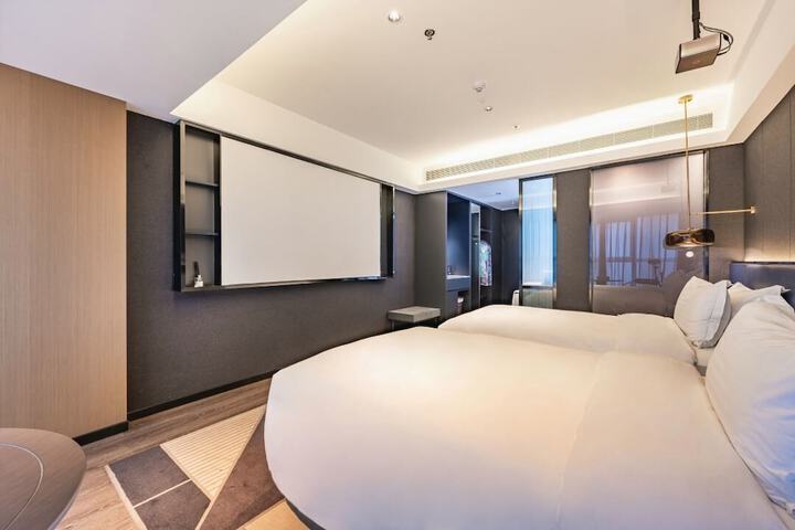 Room 13 of 25
