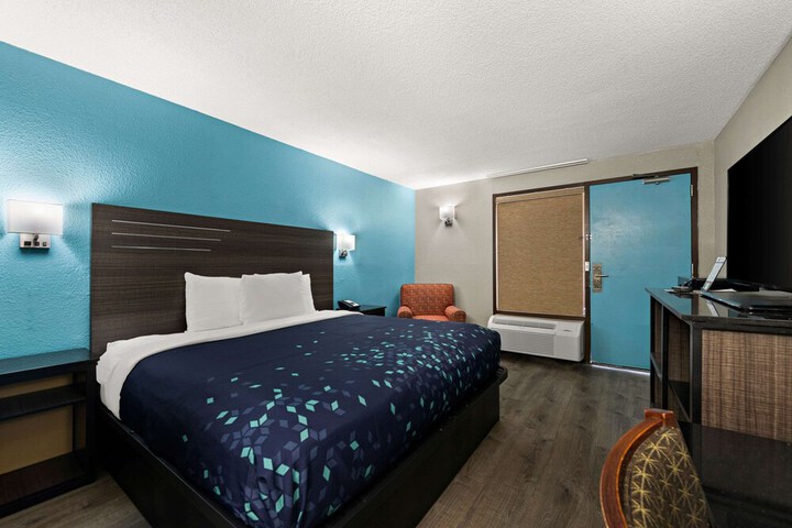 1 King Bed (4 of 7)