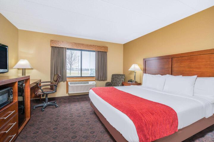 1 Queen Bed Accessible Room (4 of 5)
