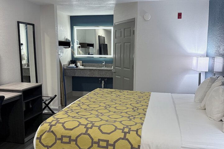 1 King Bed (4 of 8)