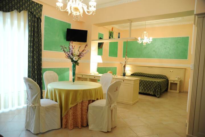 Room 4 of 28