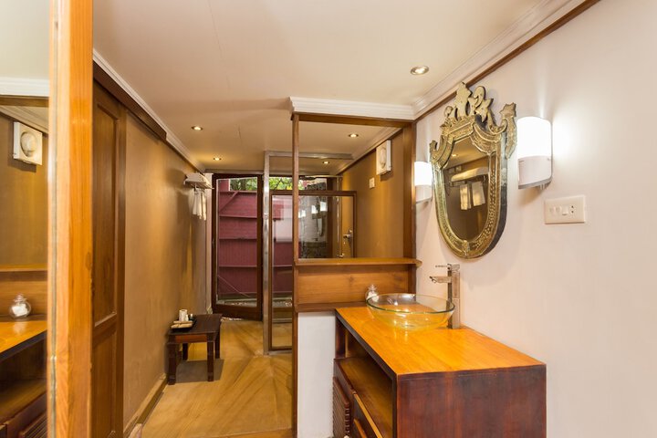 Room 27 of 38