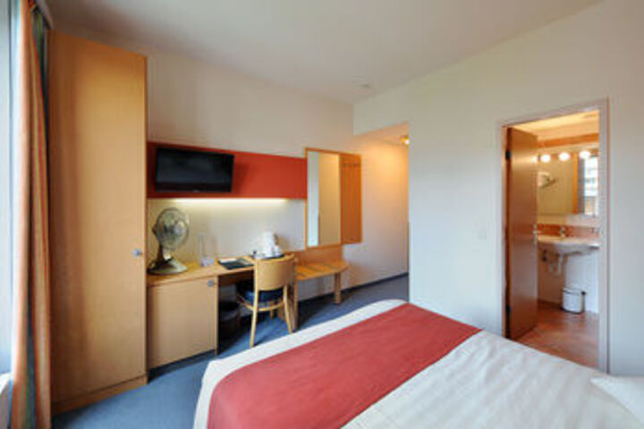 Room 43 of 102