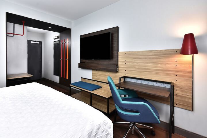 1 King Bed (3 of 7)