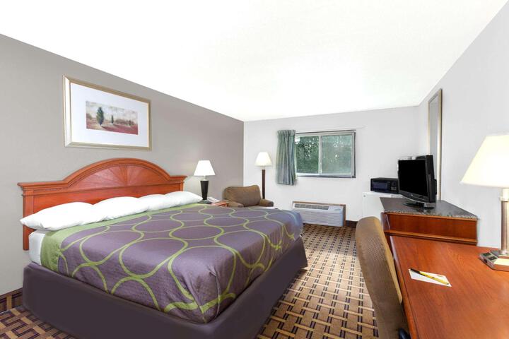 1 King Bed (3 of 6)