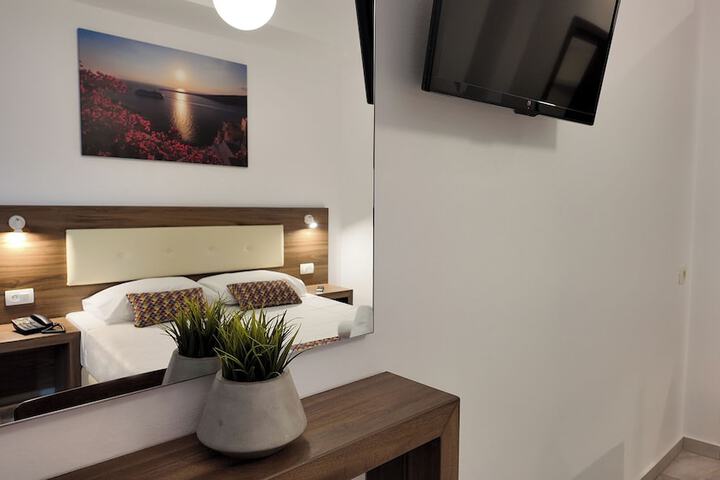 Room 12 of 33