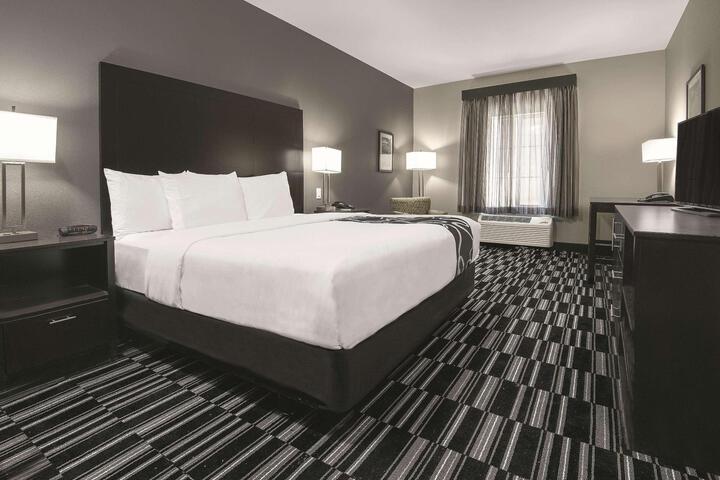 1 King Bed Mobility Hearing Impaired Accessible Room (7 of 10)