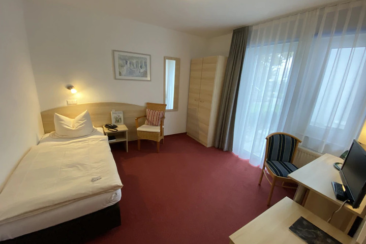 Room 5 of 10