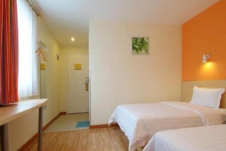 Room 5 of 8