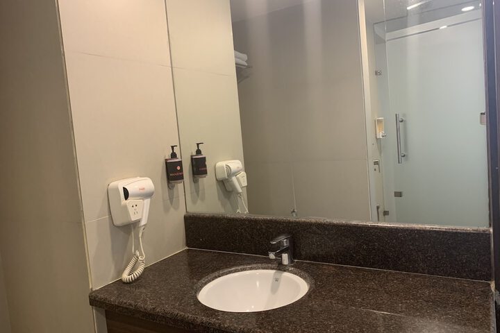 Room 28 of 46