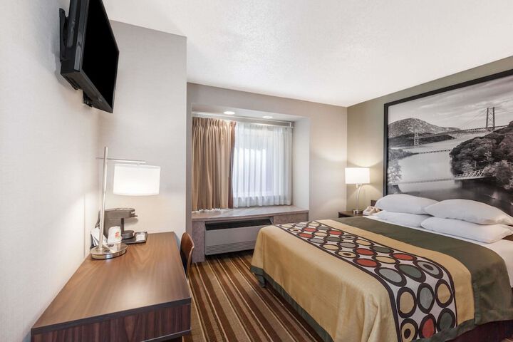 1 Queen Bed (5 of 7)