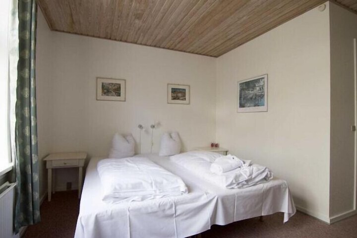 Room 16 of 40