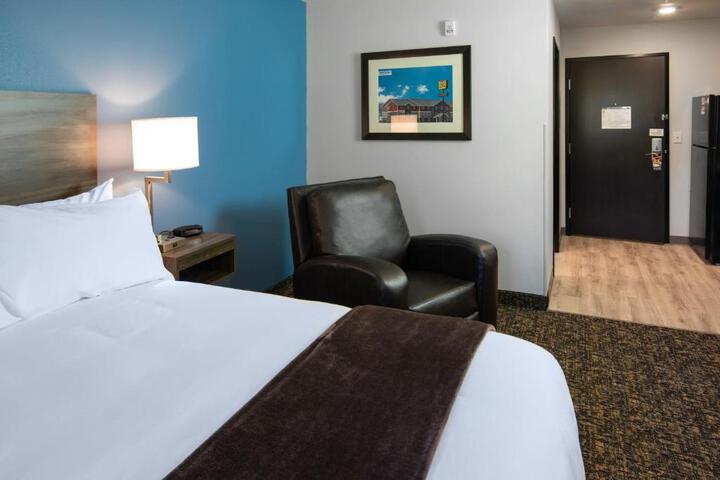 1 Queen Bed with Recliner (2 of 19)