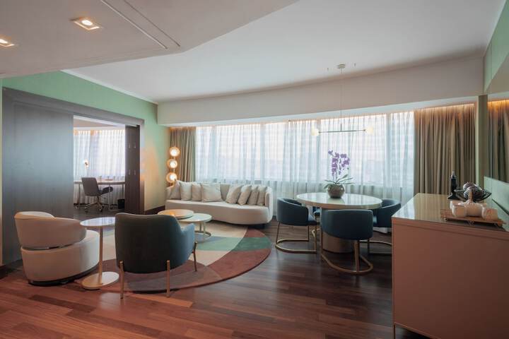 Room 27 of 142