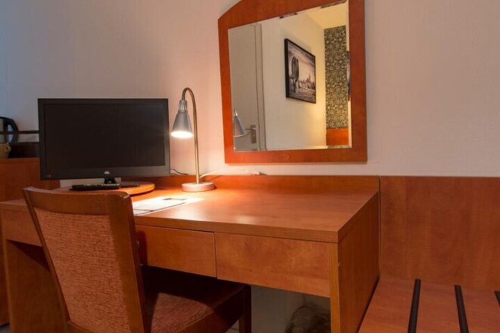 Room 9 of 32