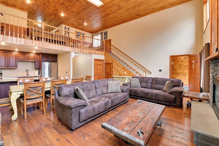 Walk to Hunter Village! Family Ski Retreat w / Deck