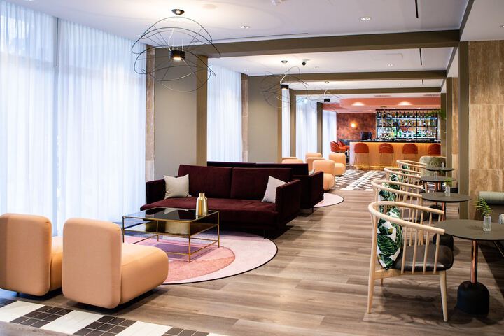 Lounge 90 of 134