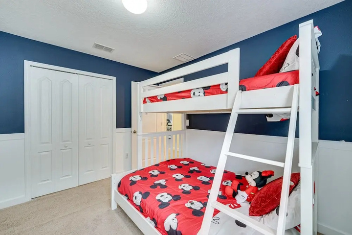 Room 6 of 18
